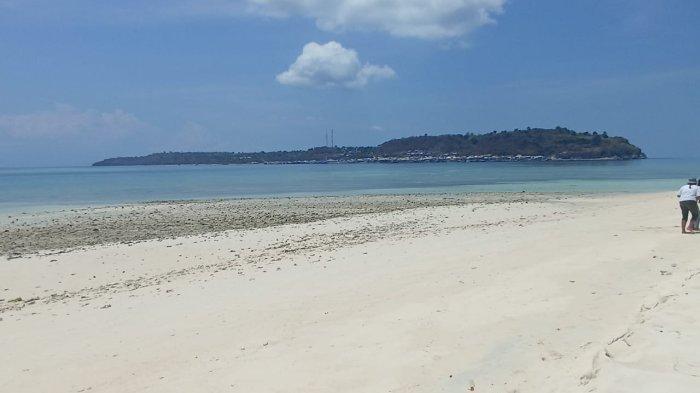 PULAU ANANO- Pesona Pulau Anano, Taman Wisata Alam Laut (TWAL) Teluk Maumere, pulau kecil tak berpenghuni di Kabupaten Sikka, Nusa Tenggara Timur, Senin, 20 November 2023.