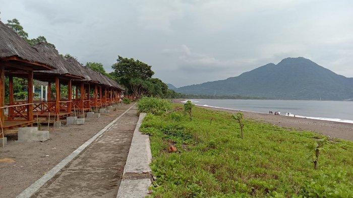 TEMPAT WISATA - Pesona wisata Pantai Cepi Watu Borong di Desa Nanga Labang Kecamatan Borong Kabupaten Manggarai Timur, Minggu 16 Januari 2022.