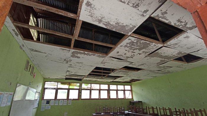 Kondisi Ruangan Kelas SD Inpres Nuaria Memprihatinkan, Lantai, Kursi ...