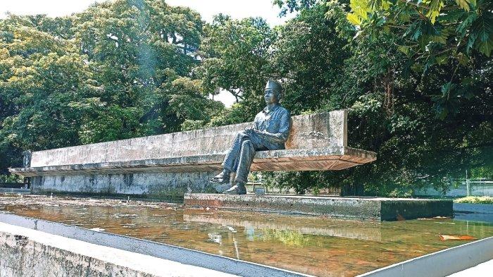 MERENUNG- Patung Soekarno di samping pohon sukun, di Kota Ende, Flores, Nusa Tenggara Timur.