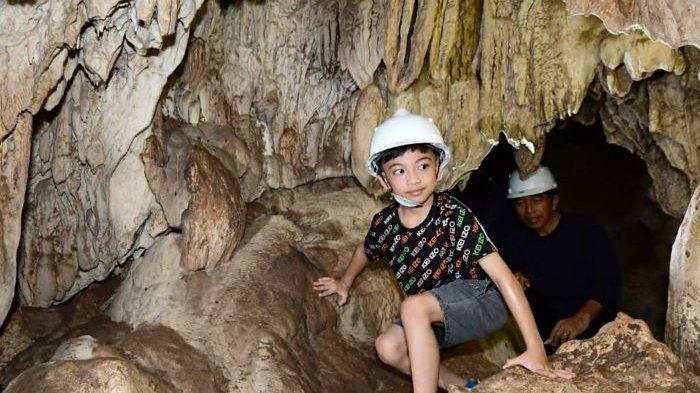Momen Presiden Jokowi dan cucunya Jan Ethes harus berjalan jongkok saat menyusuri Goa Batu Cermin di Labuan Bajo, Manggarai Barat, NTT. Minggu 23 April 2023.