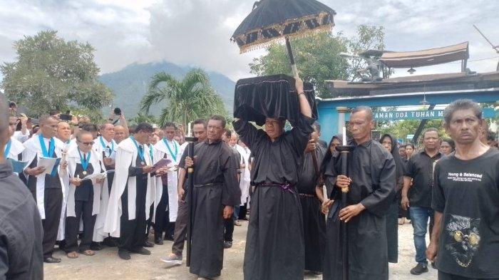 Prosesi bahari mengantar peti Yesus Tersalib dari Kapela Tuan Meninu menuju perahu (Berok), Kota Larantuka, Kabupaten Flores Timur, Jumat 7 April 2023