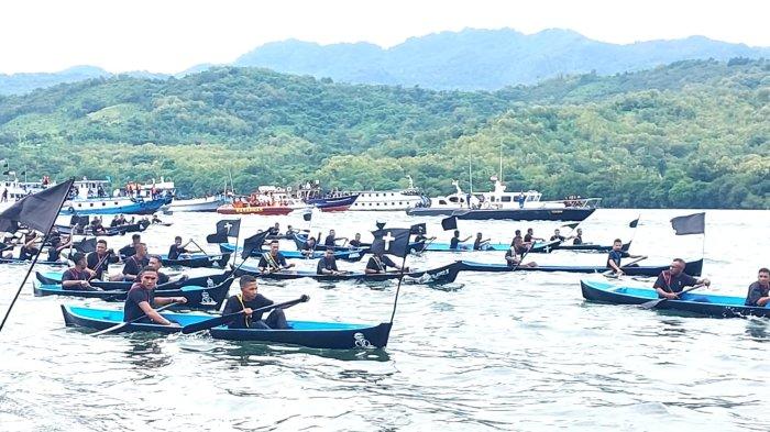 PROSESI LAUT - Prosesi bahari mengarak peti patung Yeusus Tersalib di Larantuka, Kabupaten Flores Timur, Provinsi NTT, Jumat 7 April 2023.