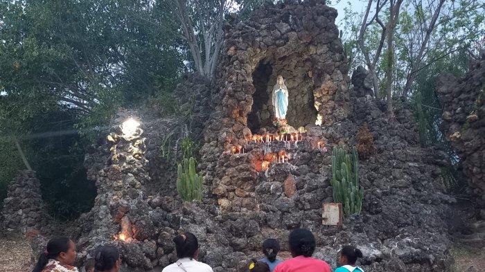 ZIARAH - Puluhan umat Katolik di Stasi Santo Stefanus Waturia berziarah di Gua Maria Watuwoga, Kabupaten Sikka Nusa Tenggara Timur.