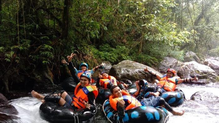 RIVER TUBING---Atraksi river tubing di Desa Wisata Golo Loni.