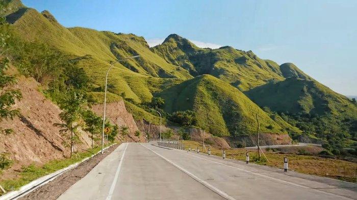 Ruas jalan Labuan Bajo menuju Golo Mori yang telah diresmikan Presiden Jokowi pada bulan Maret lalu. Gambar diabadikan belum lama ini. 