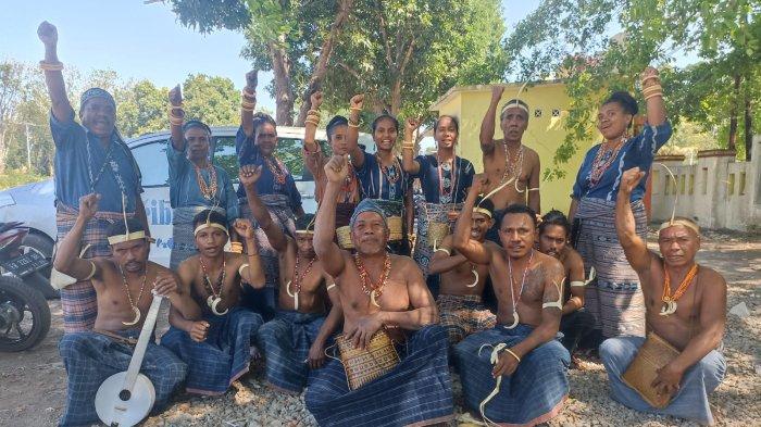SANGGAR DOKA TAWA TANA DARI DESA UMAUTA, KECAMATAN BOLA, KABUPATEN SIKKA.
