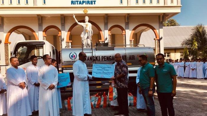SERAHKAN - Tampak Melchias Markus Mekeng melalui Yayasan Bapa Bangsa yang Ia dirikan memberikan bantuan kepada Seminari Tinggi Ritapiret.