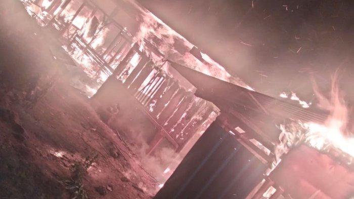 TERBAKAR - Rumah warga Kampung Pau Desa Ruan Kecamatan Kota Komba di Manggarai Timur, NTT ludes terbakar, Jumat 13 Desember 2024.