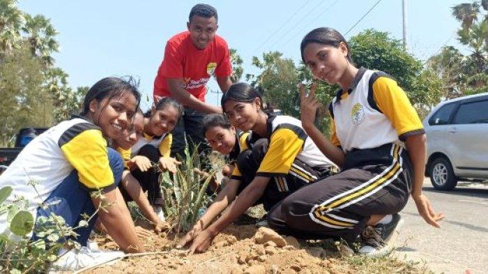 Siswa SMAS Katolik John Paul II Maumere Tanam 100 Pohon di Lingkar Luar
