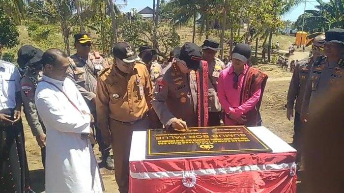 TANDATANGAN-Kapolri tandatangan prasasti pembangunan sumur bor di Palue, Sikka.