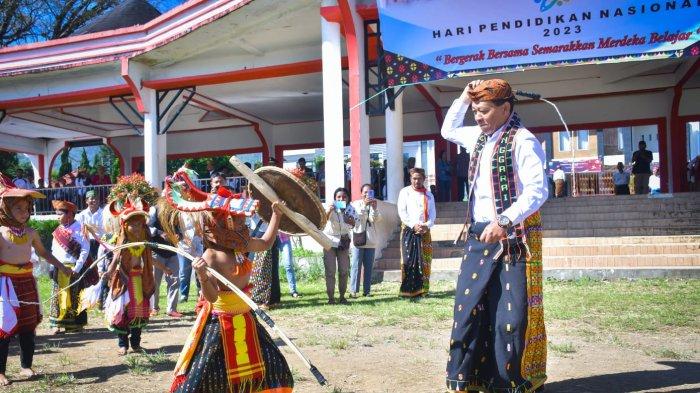 CAPU KALUS - Capu kalus oleh Bupati Manggarai Herybertus GL.Nabit yang diperankan oleh anak SD St.Juliana Golo Bilas Manggarai.