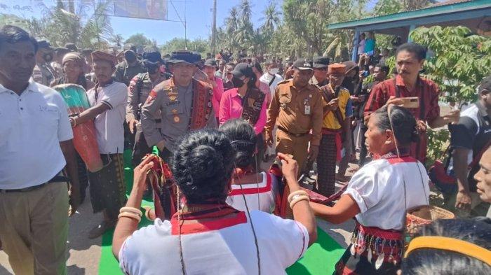 TIBA DI PALUE-Kapolri tiba di Palue disambut dengan tarian oleh warga Pulau Palue, Sikka.