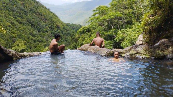 Wisatawan berkunjung ke Desa Wisata Wae Lolos di Kecamatan Sano Nggoang, Kabupaten Manggarai Barat. 