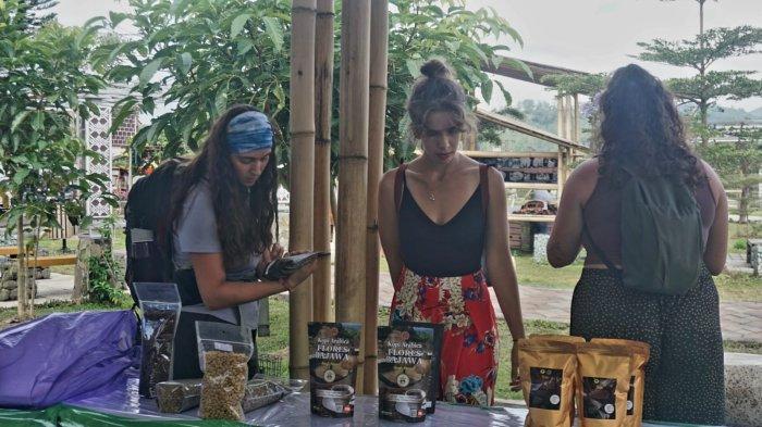 Wisatawan asing di Taman Kartini Kota Bajawa, jelang pembukaan Festival Wolobobo Ngada 2023, Rabu 28 Juni 2023