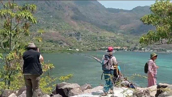 KUNJUNGI KOJADOI - Wisatawan mancanegara saat melakukan kunjungan di Pulau Kojadoi, Desa Kojadoi, Kecamatan Alok Timur, Kabupaten Sikka, NTT, Rabu 11 Oktober 2023. Mereka kagum dengan pesona wisata Kojadoi.