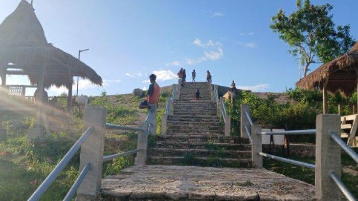 FASILITAS- Tampak dua rest area atau lopo untuk pengunjung di Bukit Wairinding, Sumba Timur, NTT