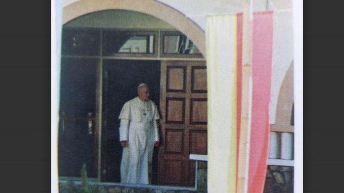 Foto Paus Yohanes Paulus II saat keluar dari kamarnya di Seminari Tinggi Interdiosesan St Petrus Ritapriet dalam Buku “Dia Datang, Kenangan Kunjungan Paus Johanes Paulus II di Maumere, 11-12 Oktober 1989.