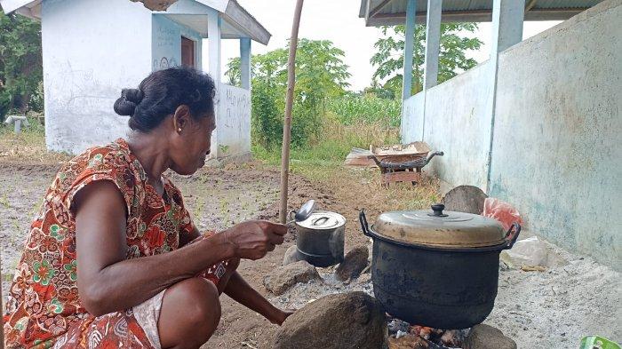 KULINER- Seorang ibu yang sedang merebus jagung muda untuk dijual di Agrowisata Waigete, Desa Egon, Kecamatan Waigete, Kabupaten Sikka.
