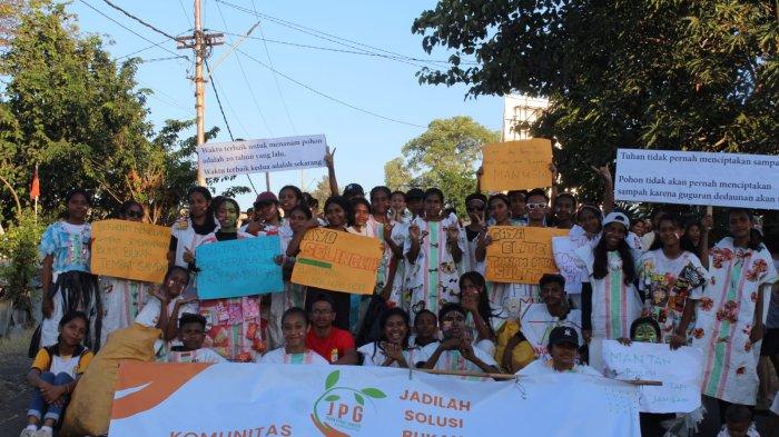 LINGKUNGAN- Komunitas John Paul Green dari  SMAS Katolik John Paul II Maumere saat berpartisipasi dalam karnval kemerdekaan di Kota Maumere, Agustus 2023.