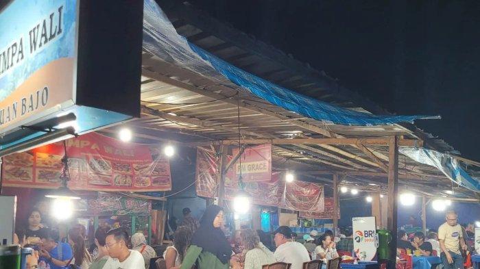 KULINER- Suasana saat malam hari di tempat kuliner seafood di Kampung Ujung, Labuan Bajo Manggarai Barat, Flores.