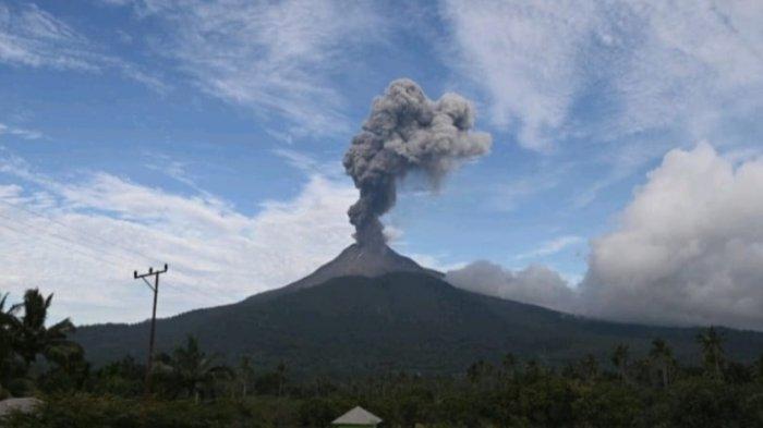 Gunung Lewotobi Laki-laki di Flores Timur, NTT, Selasa, 4 Juni 2024.