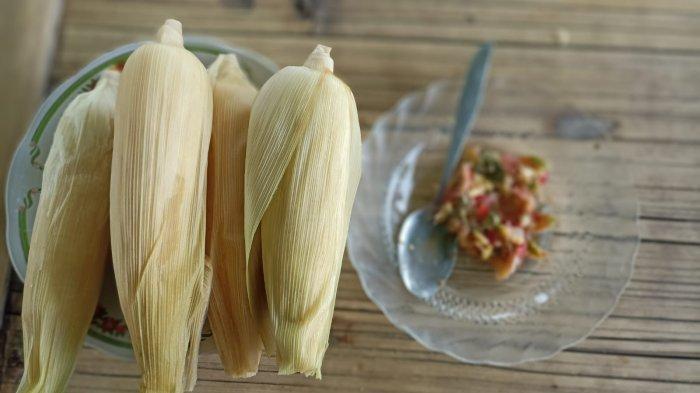 KULINER- Jagung muda yang direbus dan sambal segar yang sudah disiapkan penjual di Agrowisata Waigete, Kabupaten Sikka.