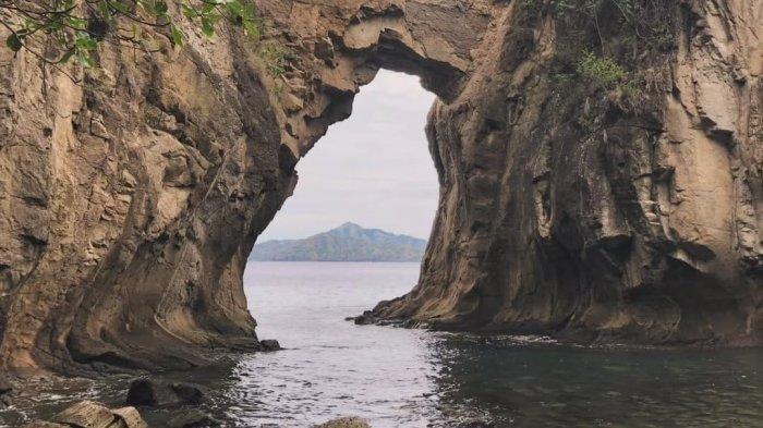 Pantai Batu Cincin Mbewe, Kabupaten Ende, Nusa Tenggara Timur (NTT).
