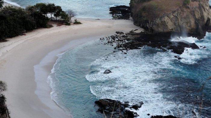 Hamparan pemandangan indah di Pantai Koka, Kabupaten Sikka, NTT.