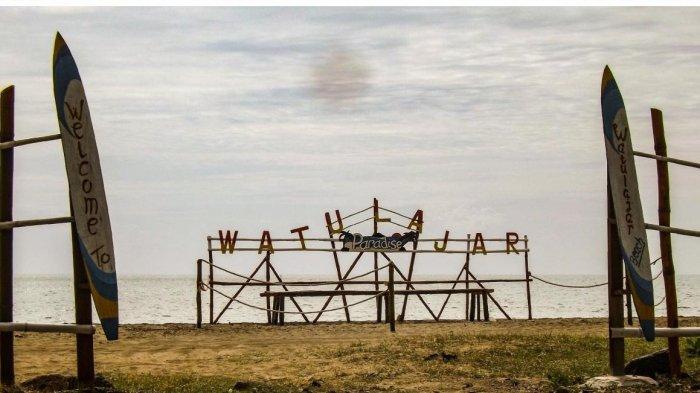 Pantai Watulajar yang terletak di Desa Wisata Lengkosambi Utara, Kecamatan Riung, Kabupaten Ngada, Pulau Flores, NTT. 