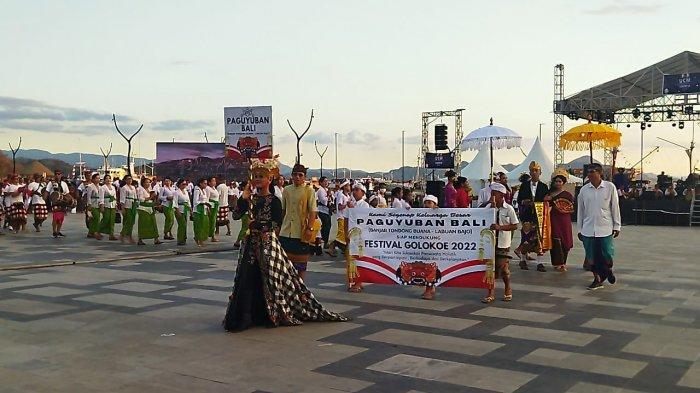 Suasana parade dalam pembukaan Festival Golo Koe di Waterfront City Marina Labuan Bajo, Kabupaten Manggarai Barat (Mabar), Senin 8 Agustus 2022.