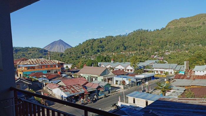 HOTEL- Pemandangan Gunung Inerie dan Kota Bajawa dari lantai 4 Hotel Edelweis.