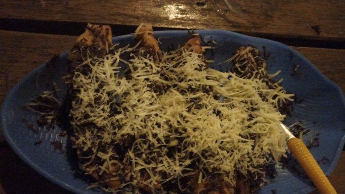 MAKANAN- Pisang keju cokelat parut,menu favorit di Warkop Layra Beru, Kota Maumere, Kabupaten Sikka.
