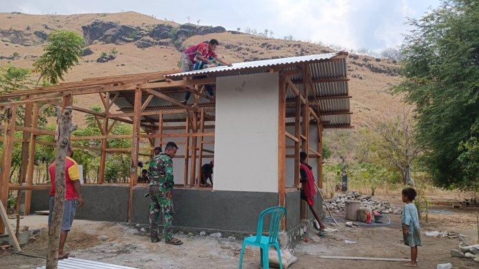 BANGUN RUMAH - Sejumlah tukang dan anggota TNI saat mengerjakan rumah untuk Anastasia Sao (34) di Dusun Magelo'o Desa Reroroja, Kecamatan Magepanda, Sikka, Flores, NTT, Jumat 6 Oktober 2023.