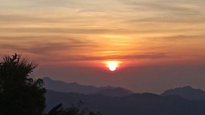 PANORAMA ALAM- Keindahan sunrise di Desa Pemo, Kecamatan Kelimutu, Kabupaten Ende.