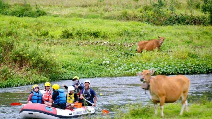 Wisatawan menikmati Arung Jeram di Lukup Badak, Kecamatan Pegasing, Kabupaten Aceh Tengah