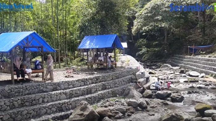Aliran sungai dan Pondok di objek wisata Batu Lepes