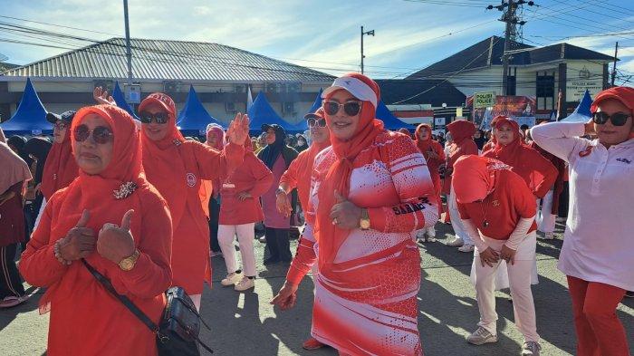 Anggota DPRK Aceh Tengah Suryati Waas mengikuti senam jantung sehat di acara Gayo UMKM Bazar 2023 dan Car Free Day (20/8/2023).