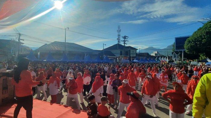 Anggota DPRK Aceh Tengah Suryati Waas mengikuti senam jantung sehat di acara Gayo UMKM Bazar 2023 dan Car Free Day (20/8/2023).