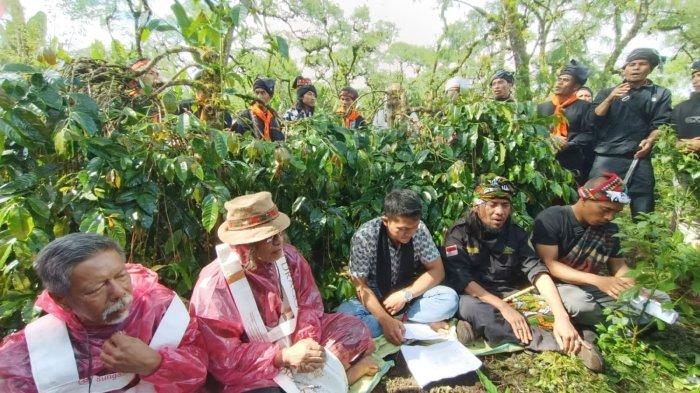 Berdidong dalam kehun kopi, seusai menanam kopi.