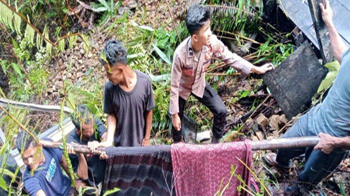 WARGA sedang mengevakuasi sopir Bus Asal Sumatera Selatan terjun kejurang di lintasan Terangun Babahrot kecamatan Terangun kabupaten Galus, Minggu (30/7/2023).