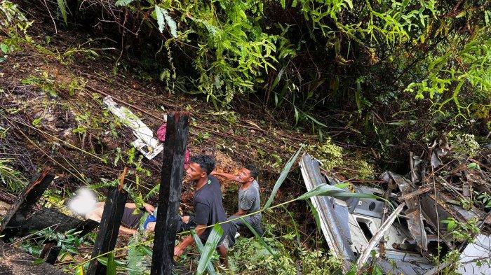 WARGA sedang mengevakuasi sopir Bus Asal Sumatera Selatan terjun kejurang di lintasan Terangun Babahrot kecamatan Terangun kabupaten Galus, Minggu (30/7/2023).