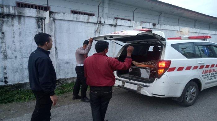 PETUGAS mengevakuasi jenazah Tantok Hariyono (40) warga desa Somangkaan Kecamatan Panurukan, Kabupaten Jember, Provinsi Jawa Tengah. Korban adalah sopir bus bernomor polisi BG 7152 DA masuk jurang sedalam 150 meter.