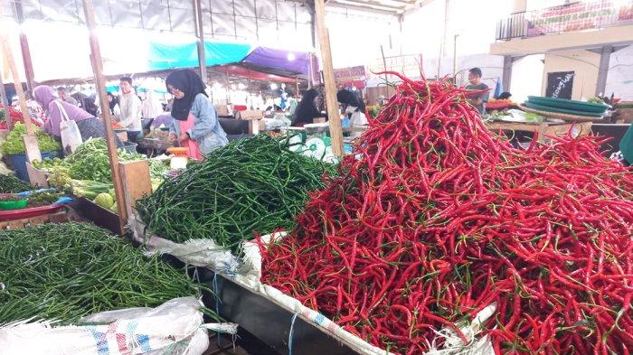 Cabai Merah yang dijual di Pasar Pagi Paya Ilang, Takengon, Aceh Tengah, Minggu (17/12/2023)