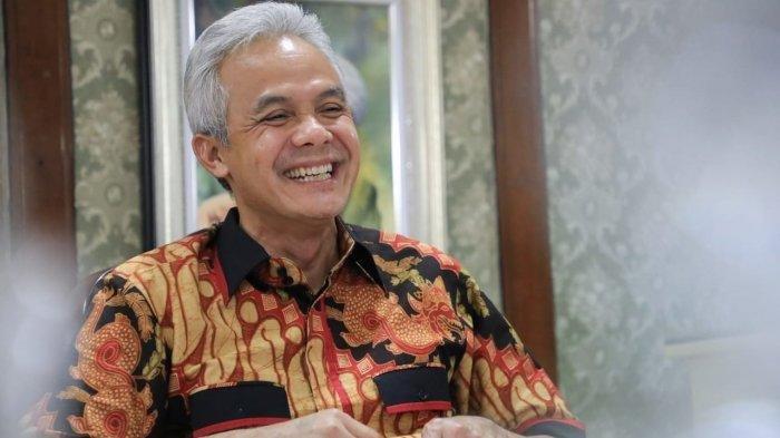 Gubernur Jawa Tengah, Ganjar Pranowo memberikan keterangan saat meninjau langsung arus mudik di Stasiun Pasar Senen, Jakarta Pusat, Selasa (18/4/2023) - Ganjar Pranowo mengaku akan berkomitmen melanjutkan Estafet Kepemimpinan Presiden Joko Widodo (Jokowi) karena masih banyak yang belum terselesaikan.