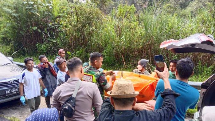 Aparat kepolisian Polres Aceh Tenggara didampingi personel Polres Gayo Lues, evakuasi mayat korban seorang pengusaha di Aceh Tenggara yang dibunuh oleh sopirnya, dibuang ke Ise-ise kecamatan Pantan Cuaca perbatasan Gayo Lues dengan Aceh Tengah, Sabtu (18/11/2023).