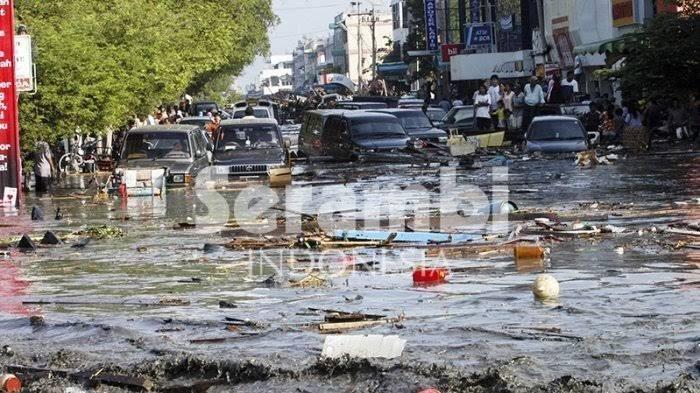 FOTO direkam di kawasan Simpang Lima Banda Aceh saat tsunami melanda Aceh, Minggu 26 Desember 2004.