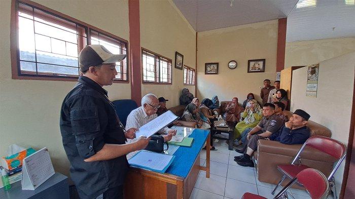 Puluhan tenaga kependidikan Universitas Gajah Putih melakuan audiensi bersama Ketua Pembina Yayasan UGP, Drs H Mustafa Ali terkait gaji dosen yang belum dibayar selama sembilan bulan.