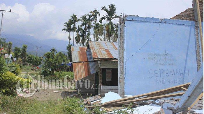 Dampak gempa menghancurkan rumah warga di Ketol, Aceh Tengah pada 2013.