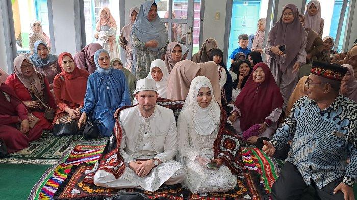 Gadis Gayo Ratna Mutia resmi menikah dengan warga negara asing (WNA) asal Swedia, Last Tom Benjamin di Panti Asuhan Yayasan Nordeen, Aceh Tengah, pada Senin (4/9/2023).